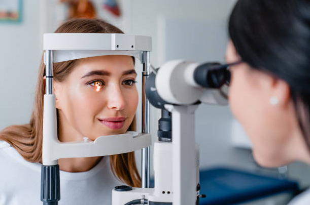 Chirurgie oculaire dans une clinique ophtalmologie au Maroc
