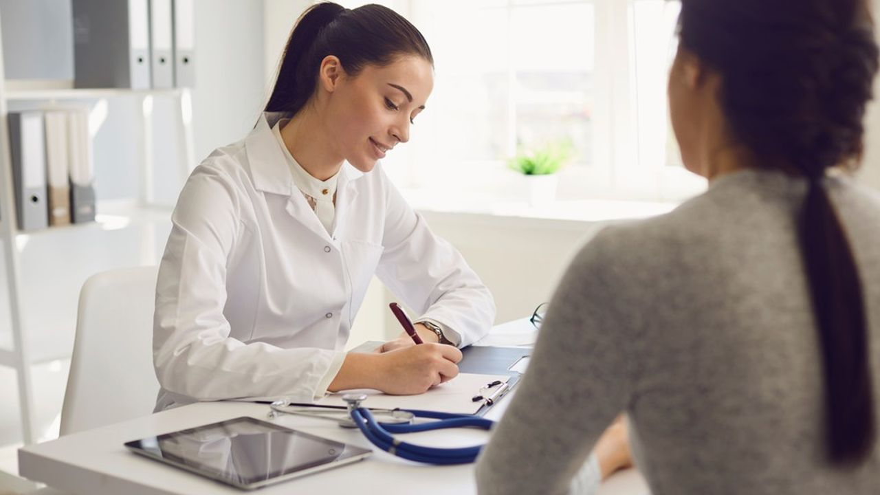 Un médecin spécialiste en consultation avec un patient, représentant le rôle clé des médecins dans les soins de santé au Maroc.
