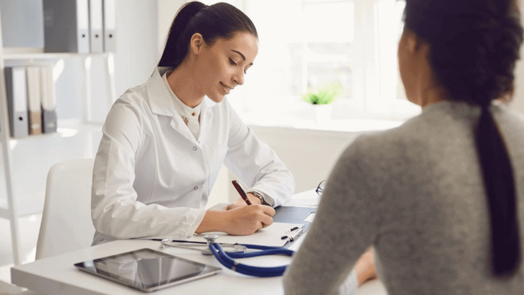 Un médecin spécialiste en consultation avec un patient, représentant le rôle clé des médecins