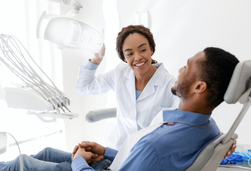 Dentiste marocain apaisant une patiente anxieuse