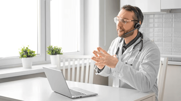 Médecin gérant sa e-réputation médicale sur ordinateur