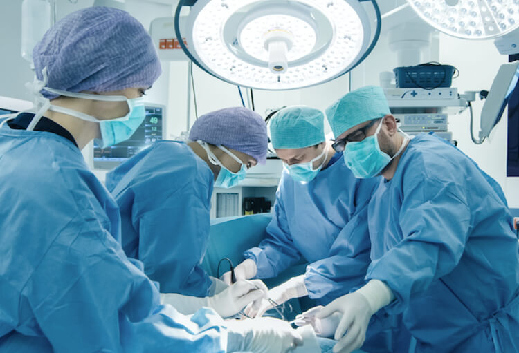 Chirurgien opérant en salle d'opération au Maroc - spécialité médecine rentable Maroc