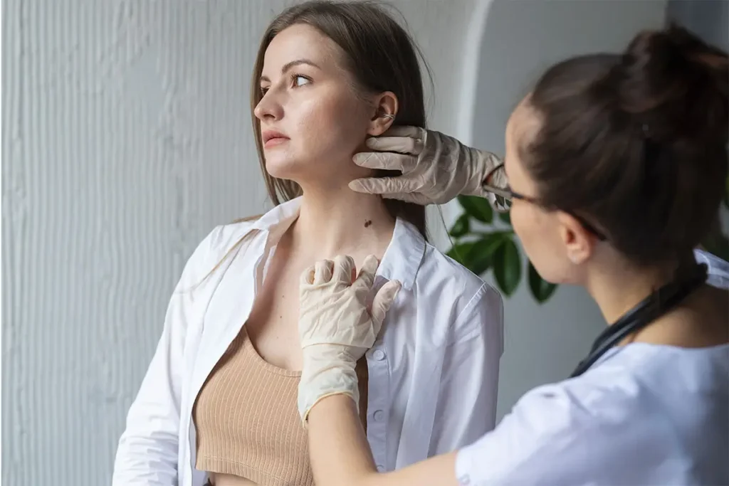 Un dermatologue consultant un patient pour déterminer le meilleur traitement de la peau.