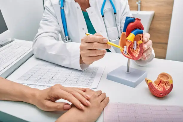 Consultation avec un cardiologue, spécialité très demandée au Maroc