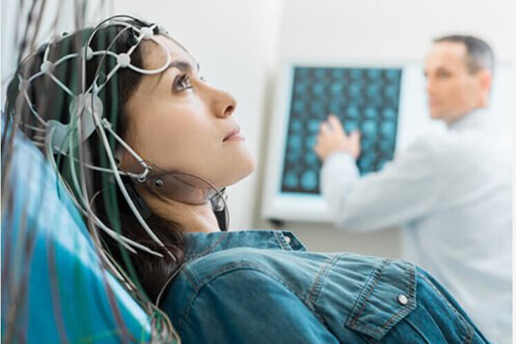 Neurologue à Rabat examinant un patient souffrant de migraine