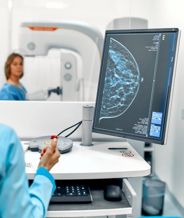 Radiologue examinant une radiographie dans un hôpital marocain