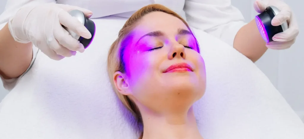 Adolescent en consultation dermatologique pour acné