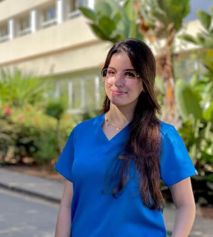 Portrait d’Amira Mourtaday, influenceuse marocaine spécialisée en santé mentale et développement personnel