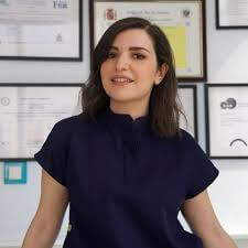 Sarah Chtouki, influenceuse marocaine, partageant ses conseils de vie saine et d’estime de soi