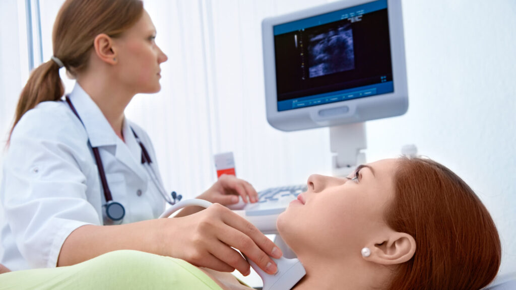 Endocrinologue à Rabat effectuant un bilan de la thyroïde