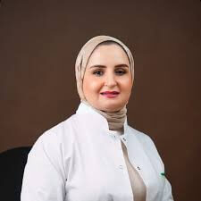 Zineb Kadiri, pharmacienne et créatrice de contenu, posant avec des produits dermocosmétiques