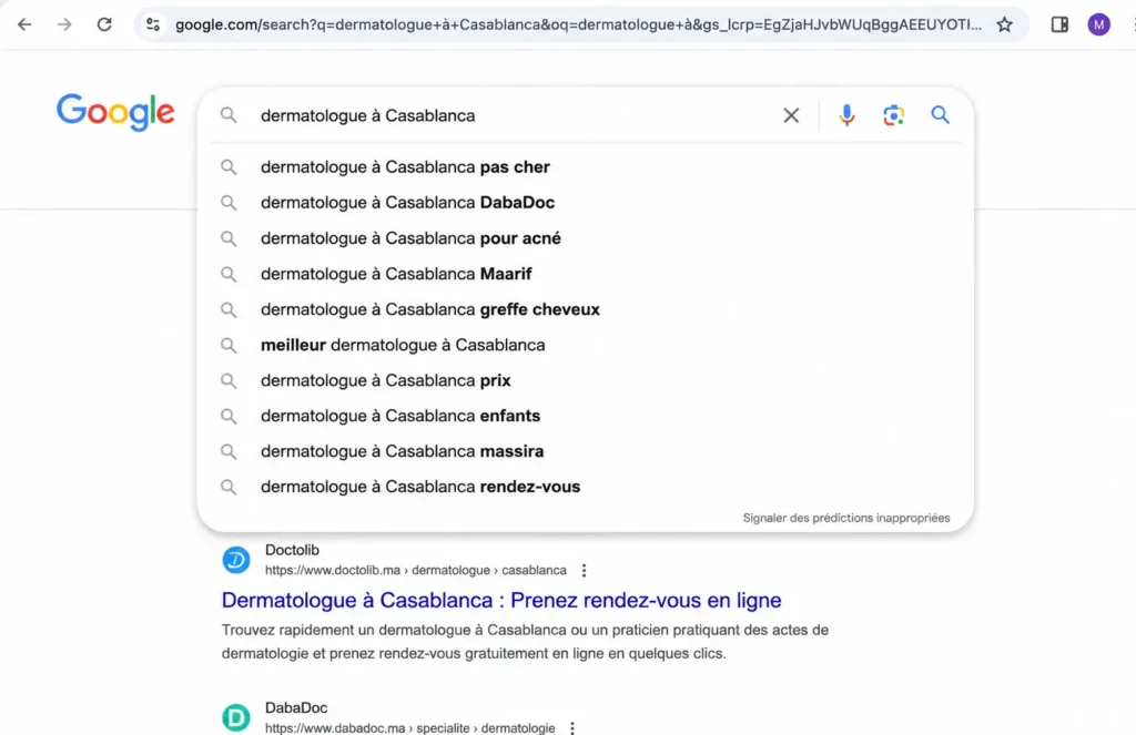 Capture Google montrant les suggestions de recherche associées à “dermatologue à Casablanca”, illustrant les intentions de recherche des patients au Maroc.
