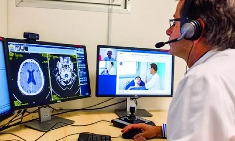 Médecin en consultation dans une clinique
