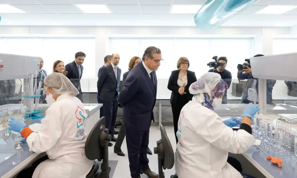 Chercheurs en laboratoire pharmaceutique au Maroc