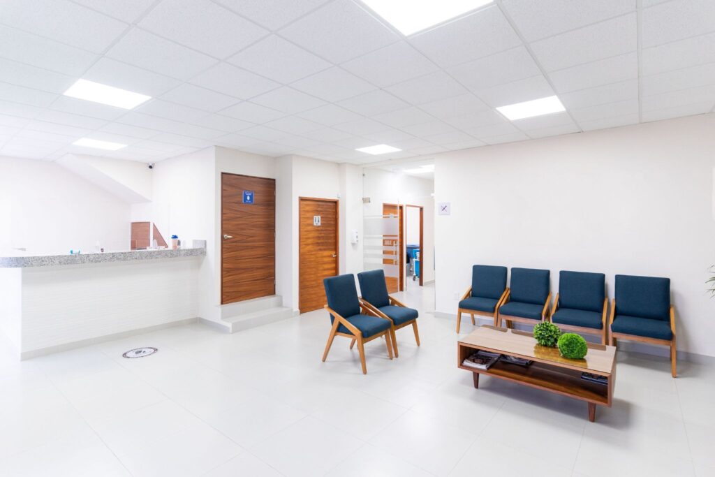 Salle d’attente moderne et accueillante d’un cabinet médical